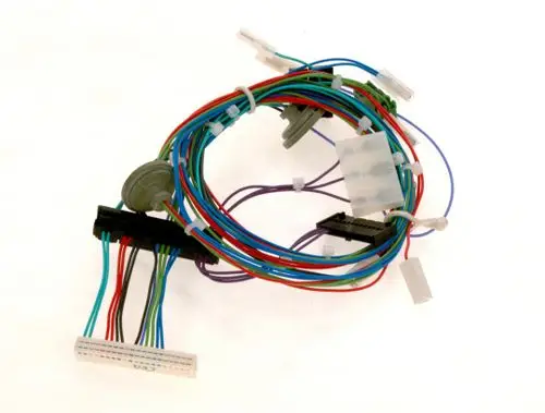 Kabelbaum mit mehreren farbigen Drähten und Steckverbindern, hergestellt von Bosch. Der Kabelbaum zeigt eine Vielzahl von Kabelverbindungen für elektrische Anwendungen.